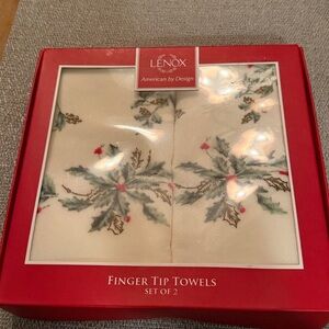Lenox Holiday Finger Tip Towels – Set of 2 (New in Box)